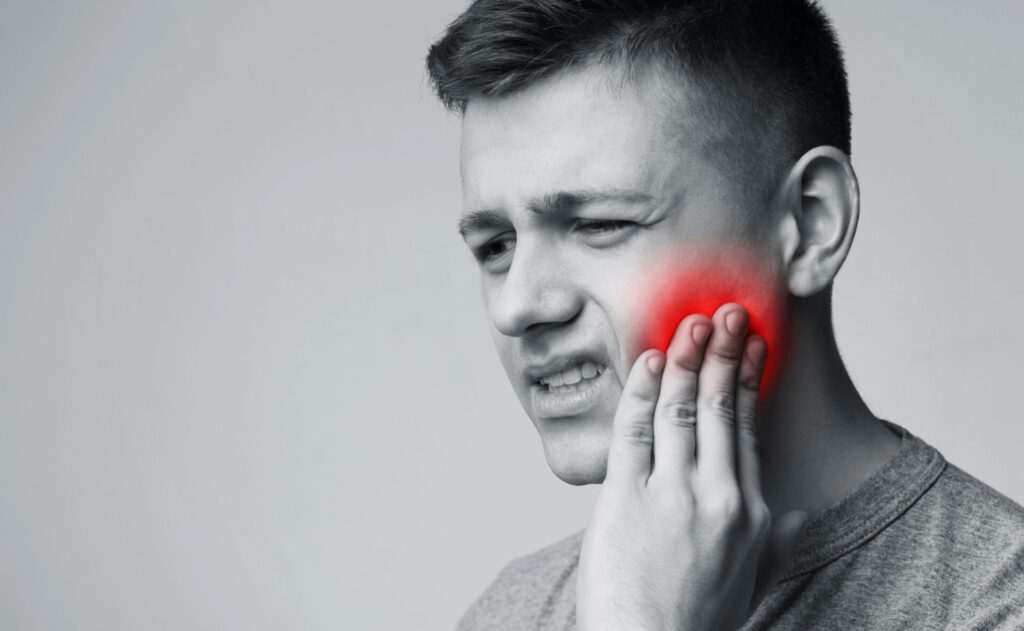 دندان قروچه چیست؟ علائم و درمان دندان قروچه - دندونیا | فروشگاه تخصصی تجهیزات و مواد دندانپزشکی 🦷 دردهای شدید در فک و صورت ناشی از دندان قروچه